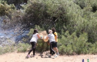 Antalya’da yangını gören kovasını alıp müdahaleye...