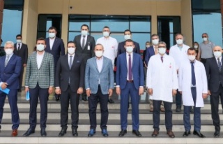 Bakan Çavuşoğlu'ndan hastane yönetimine ziyaret