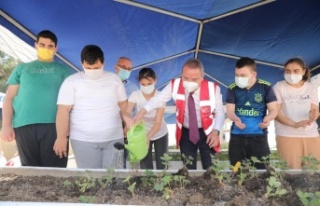 Başkan Böcek özel öğrencilerle buluştu çilek...