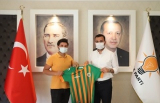 Başkan Toklu yarışmayı kazananlara formalarını...