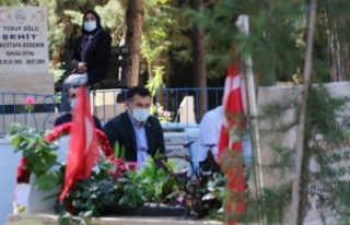 Başkan Yücel'den bayram öncesi şehitliğe...