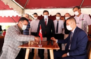 Başkan Yücel satranç turnuvasında öğrencilerle...