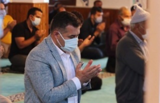 Bayram namazını baba ocağında kılan Yücel'in...