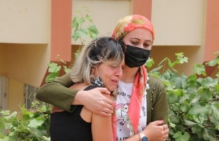 Beslediği kediyi pencere korkuluğunda asılı bulunca...