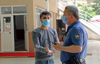 Caminin duvarlarına dadanan genç yine yapacağını...