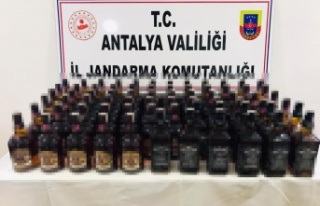 Durdurulan araçta 30 bin TL değerinde kaçak içki...