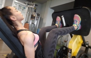 Duruş bozukluğu için spora başlayan genç kadın,...