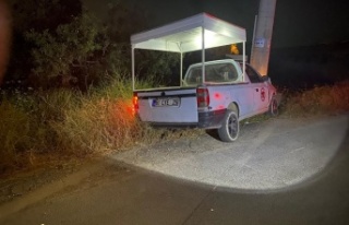 Elektrik direğine çarpan ticari araç sürücüsü...