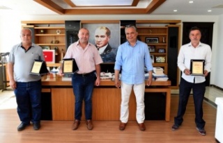 Emekli personele plaket