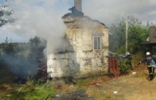 Evini yaktı, mahalleliye “siz söndürün” deyip...