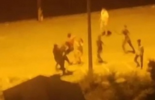 Gençlerin uçan tekmeli kavgası kamerada