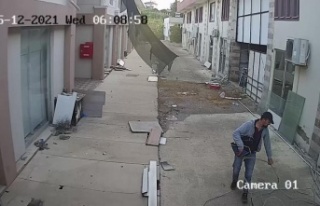 Kablolara dadanan hırsız pusuya yatan esnaf sayesinde...