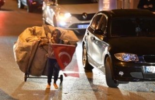 Kağıt topladığı arabası ve elinde Türk bayrağıyla...