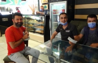 Kaldırımda bulduğu 60 bin TL’lik çeki sahibine...