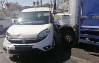 Alanya'da kamyon kırmızı ışıkta bekleyen...