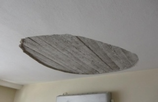 Kanepede nakış yapan kadının üzerine evin tavanı...