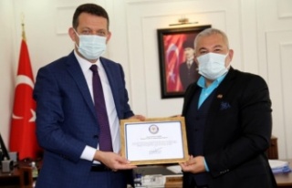 Kaymakam Ürkmezer’den Şahin’e teşekkür belgesi