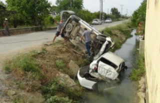 Kaza yapan araçlar sulama kanalına uçtu: 3 yaralı...