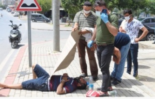 Kaza yapan sürücüyü sıcaktan kartonla korudular