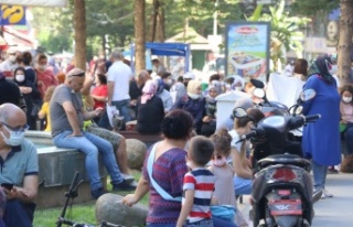 Lokantalar kapalı olunca cami bahçeleri açık hava...