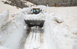 Mayıs ayını zirvede kar, sahilde deniz keyfiyle...