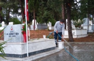 Mezarlıklara yaz temizliği