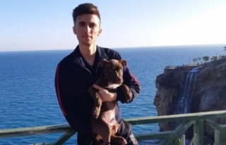 Motosikletli genç önce aydınlatma direğine çarptı...