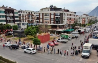 Pazar girişinde metrelerce HES kuyruğu