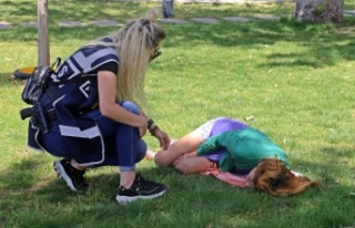 Polis sahilde derin uykuya dalan kadını uyandırmak...