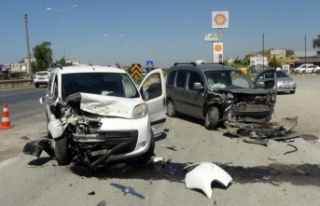 Servis yolundaki kazada araçlar hurdaya döndü,...