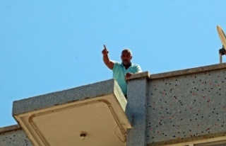 Seyahat izni alabilmek için çatıya çıktı