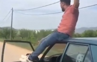 Seyir halindeki otomobilin tavanına oturup ‘jandarma...