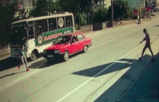 Su almak için otobüsten inen futbolcuya otomobil...