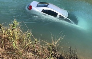 Sulama kanalına uçan otomobilden kendi imkanlarıyla...