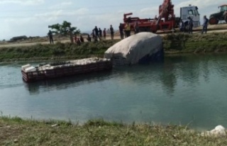 Tarım işçilerini taşıyan traktör sulama kanalına...