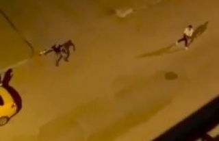 Ticari taksi içinde kadınla tartışıp, taksi şoförüne...