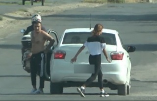 Yarı çıplak arabadan indi, kadının üzerine yürüdü