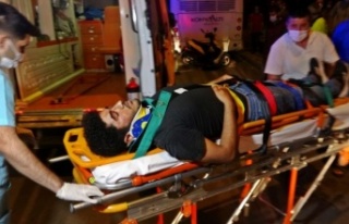 Yemek siparişi götüren kurye, park halindeki otobüse...