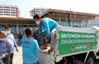 Yücel, üreticinin ürününü satın alıp halka...