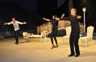 ABT'den bir ilk, Orhan Veli seyirciyi büyüledi