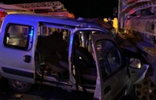 Alanya'da hafif ticari araç tıra çarptı:...