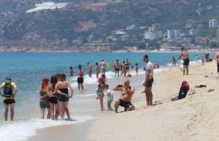 Alanya'da plajlar tıklım tıklım doldu