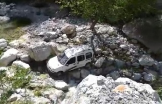 Alanya’da hafif ticari araç uçuruma yuvarlandı:...