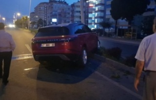 Alanya’da kontrolden çıkan cip direğe çarptı