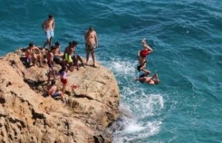 Antalya'da gençlerden ölüme davetiye çıkaran...