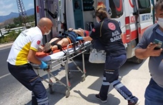 Antalya'da otomobil takla attı: 2 yaralı