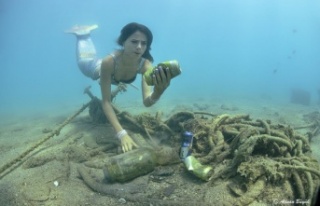 Antalya’da denizin altından çıkan çöpler, 'denizkızı'nı...