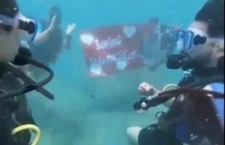 Antalya’da su altında romantik evlilik teklifi