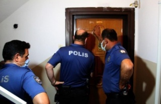 Balkonda ateş yakıp kendini eve kilitledi, çıkarken...