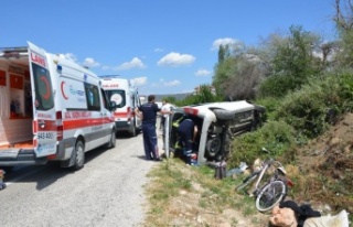 Devrilen aracın içinde sıkışan yaralıları itfaiye...
